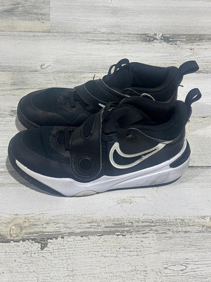 Nike Team Hustle D 10 FlyEase Kids Size 2 Black White Basketball Shoes1