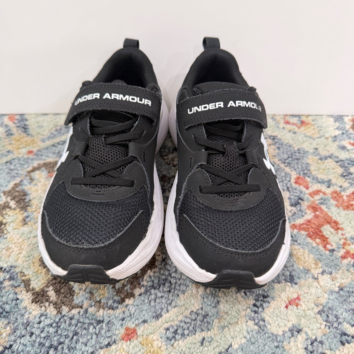 Under Armour Kids Size 1 Youth Black White Running Shoes Sport GUC1