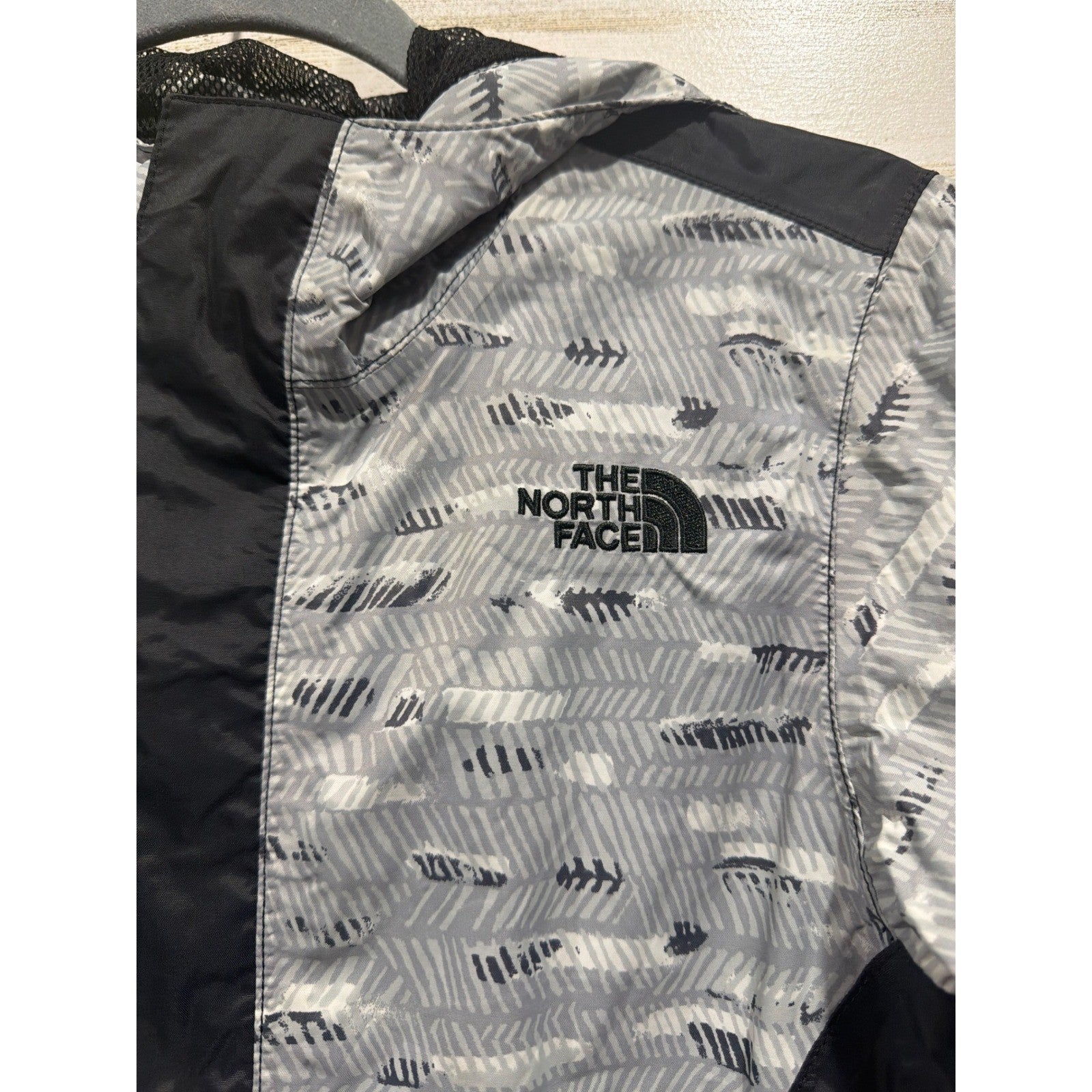 The North Face Rain Jacket Girls M 10/12 Grey Geometric DryVent Gorpcore EUC1