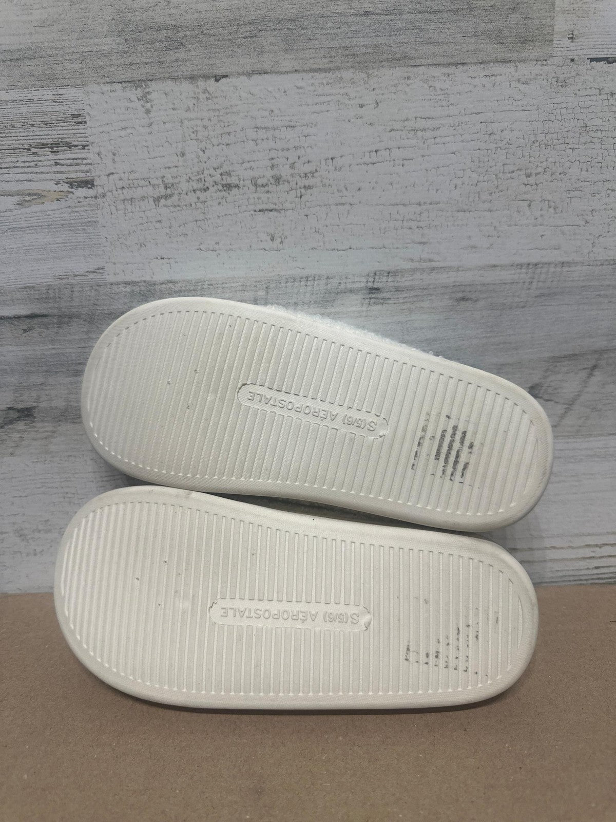 Aeropostale Slippers Women Size 5/6 White Smiley Face Fuzzy Sherpa Scuff2