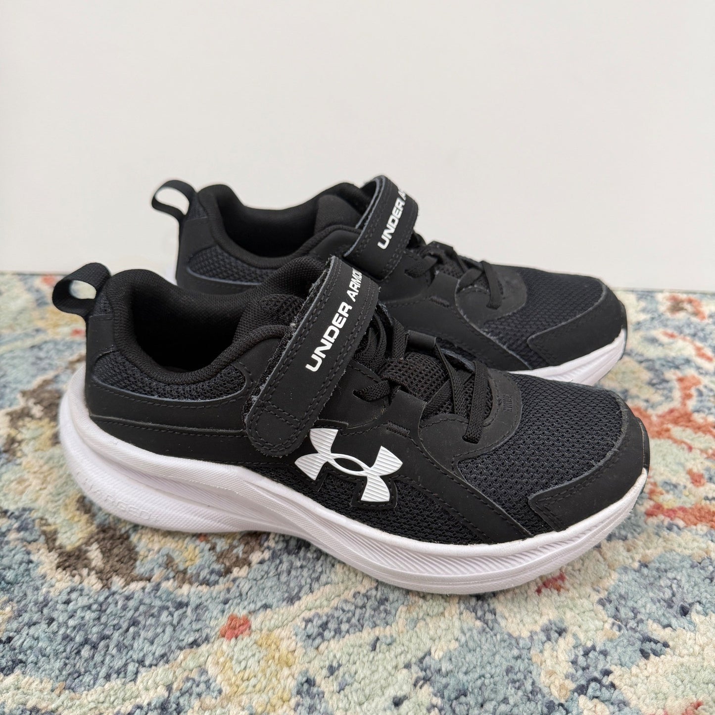 Under Armour Kids Size 1 Youth Black White Running Shoes Sport GUC0