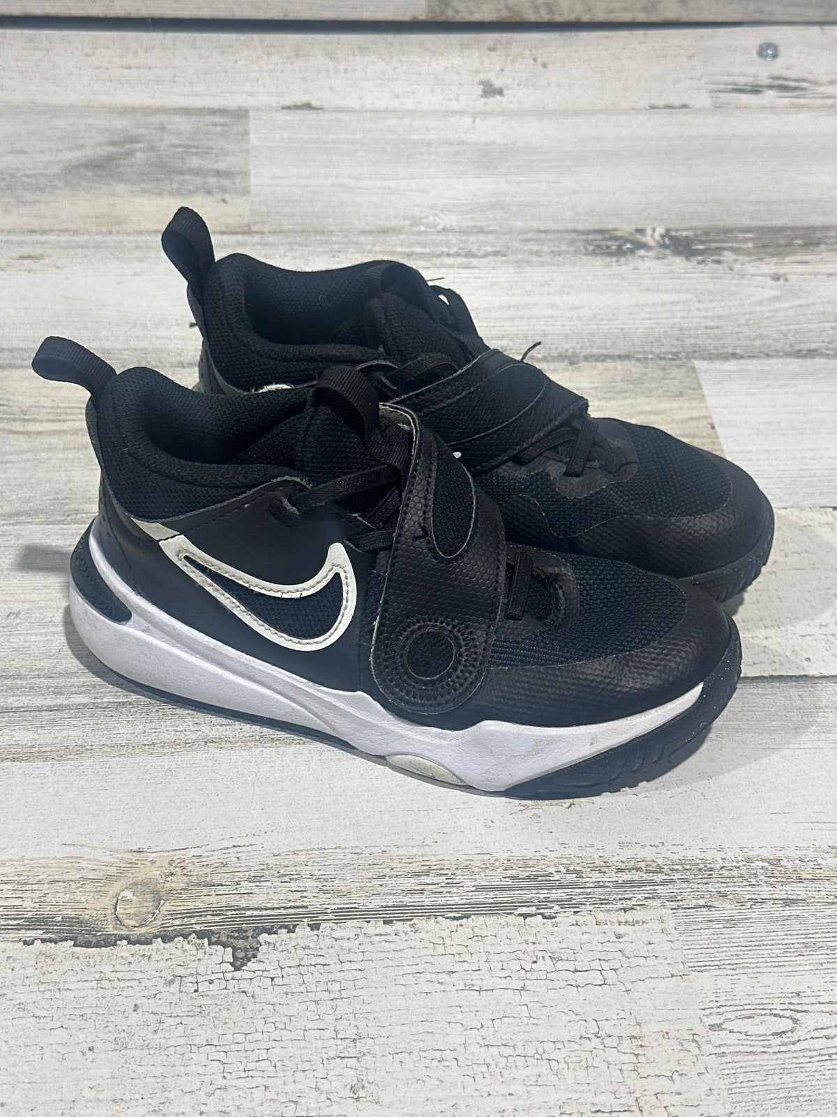 Nike Team Hustle D 10 FlyEase Kids Size 2 Black White Basketball Shoes0