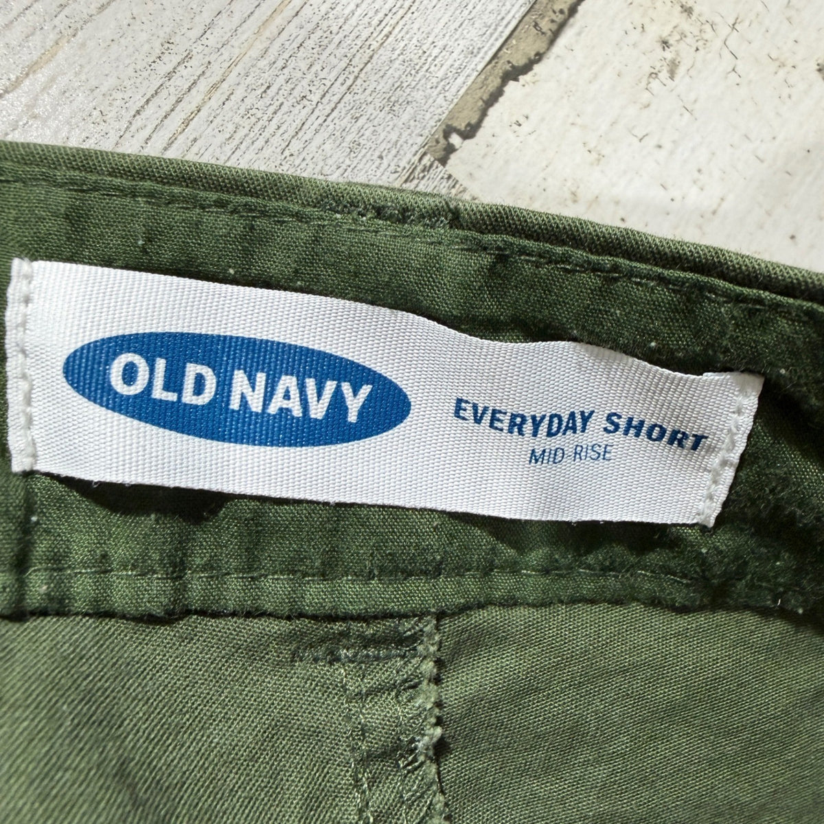 Old Navy Everyday Short Women Size 8 Green Mid Rise Chino EUC2
