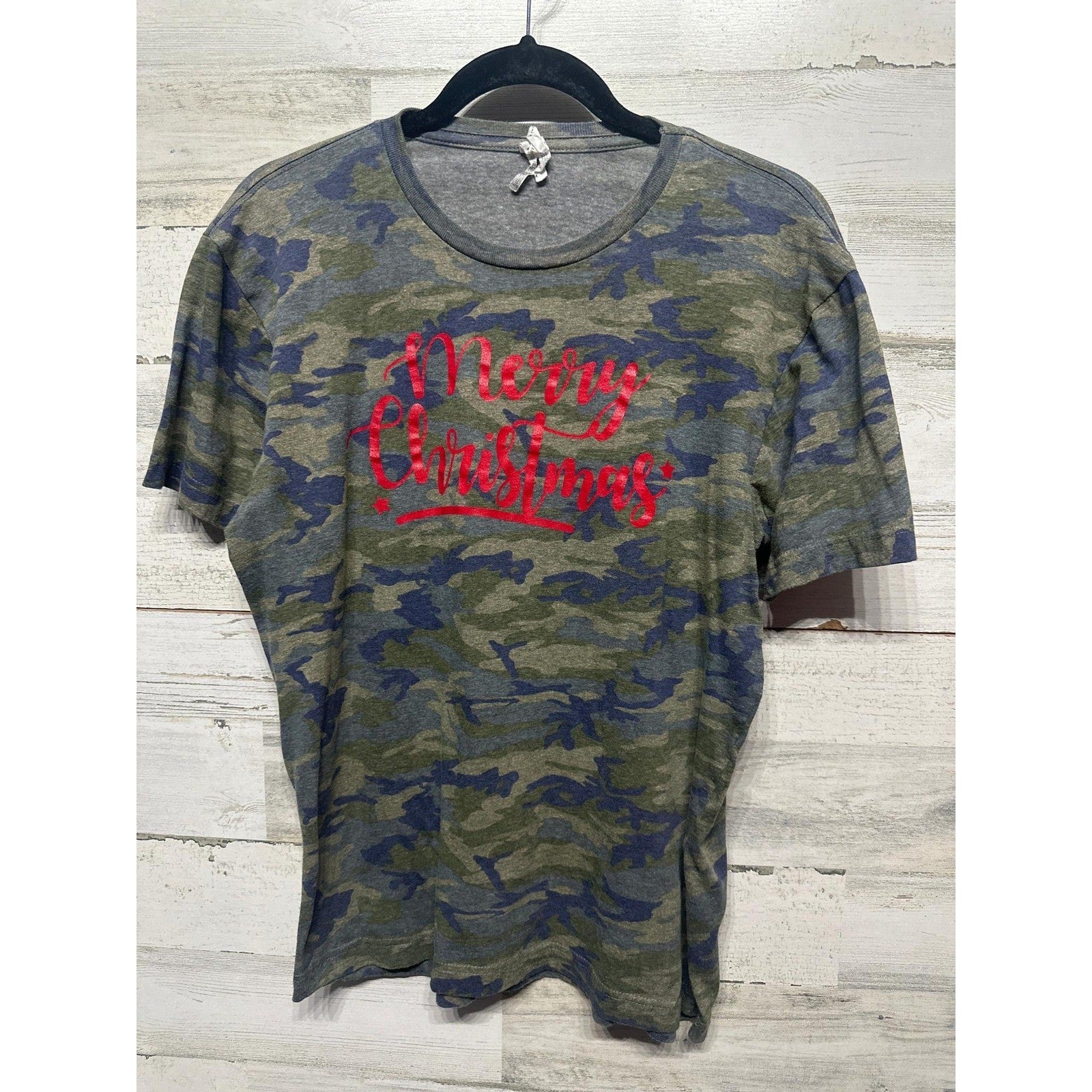 Graphic Tee Women Medium Green Camo Merry Christmas0