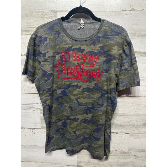 Graphic Tee Women Medium Green Camo Merry Christmas0