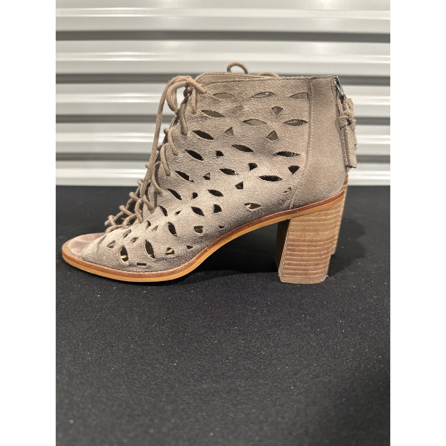 Gianni Bini Peep Toe Booties Women 9 Taupe Suede Laser Cut Lace Up EUC2