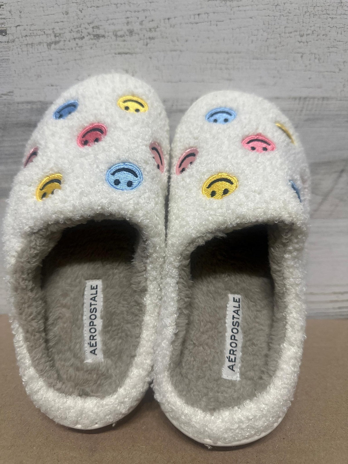 Aeropostale Slippers Women Size 5/6 White Smiley Face Fuzzy Sherpa Scuff1