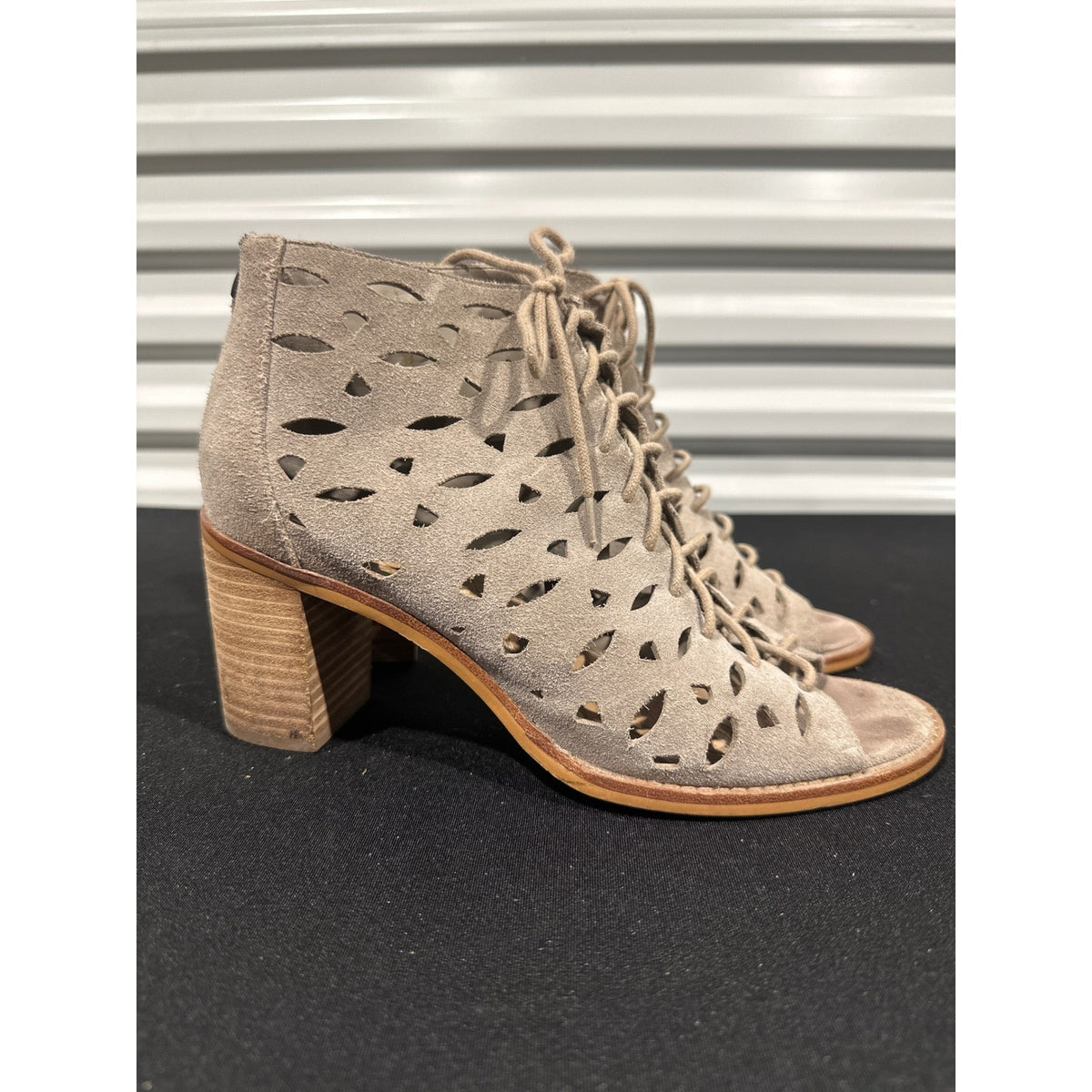 Gianni Bini Peep Toe Booties Women 9 Taupe Suede Laser Cut Lace Up EUC0