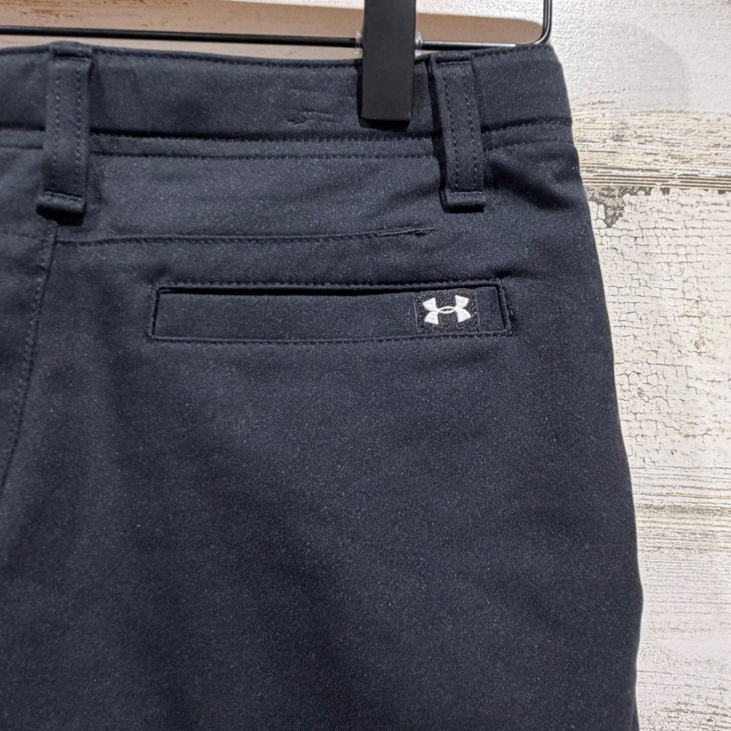 Under Armour Golf Shorts Boys Small Black Performance Athleisure EUC3