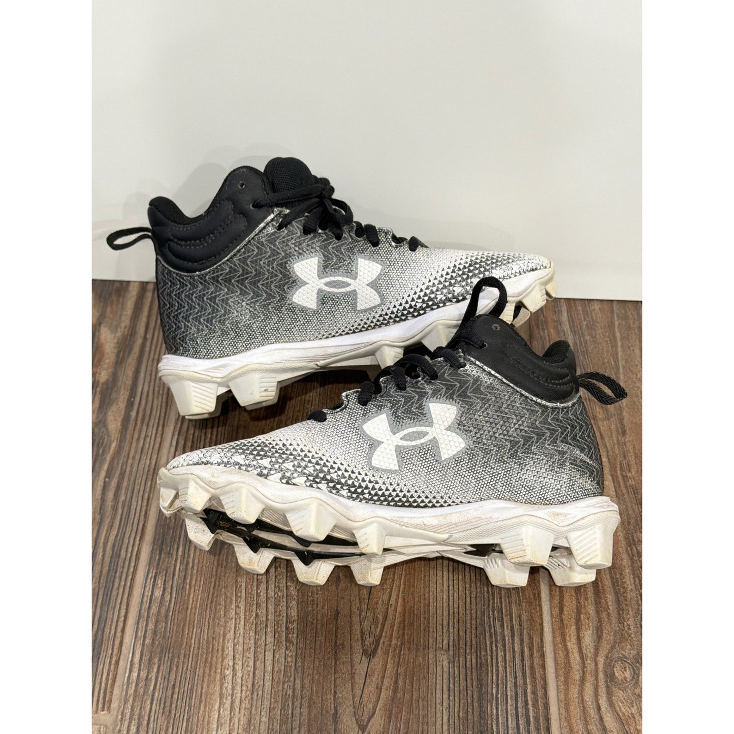 Under Armour Spotlight Cleats Boys 1Y Black White Football Mid Top0