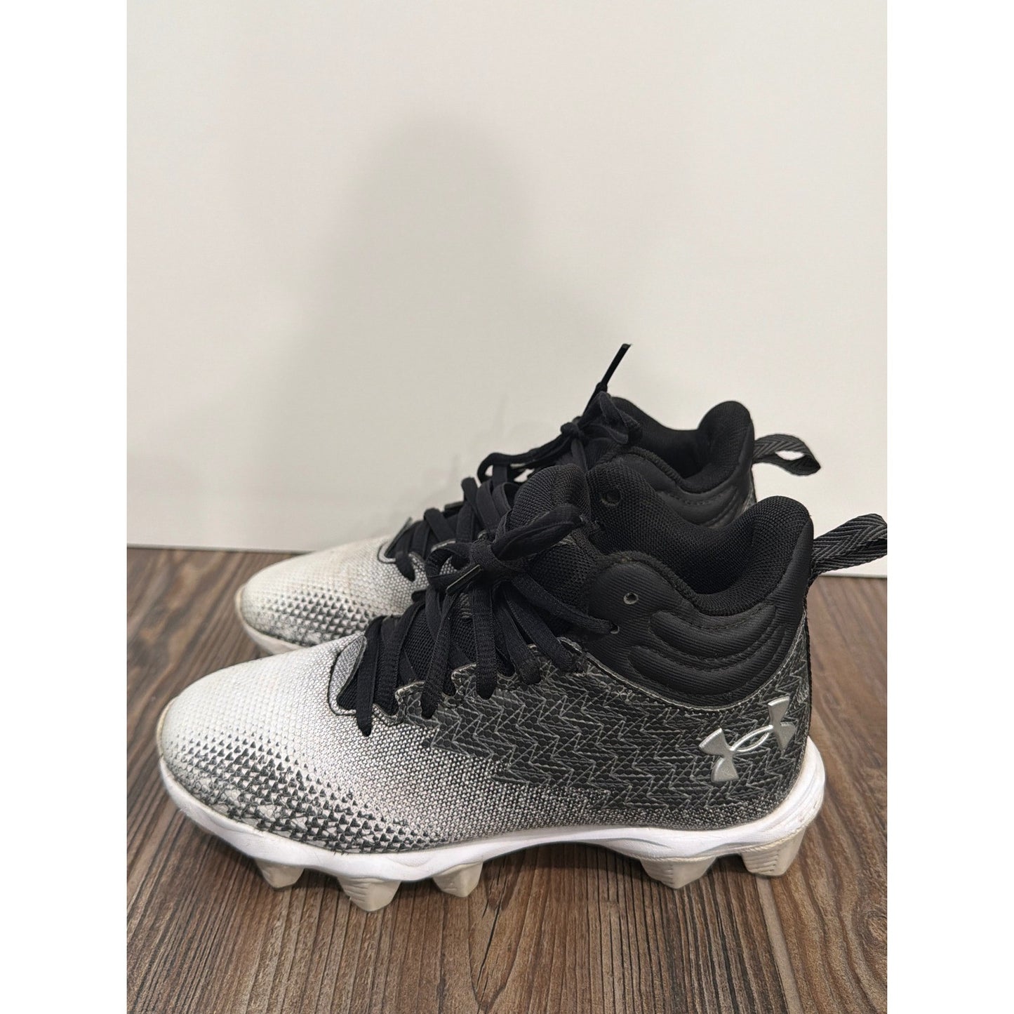 Under Armour Spotlight Cleats Boys 1Y Black White Football Mid Top3