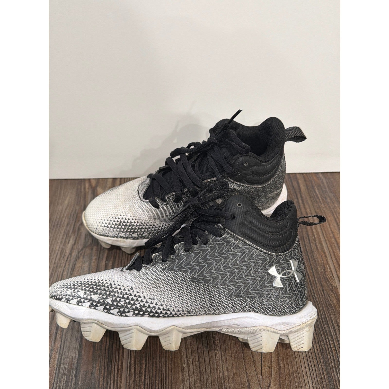 Under Armour Spotlight Cleats Boys 1Y Black White Football Mid Top6