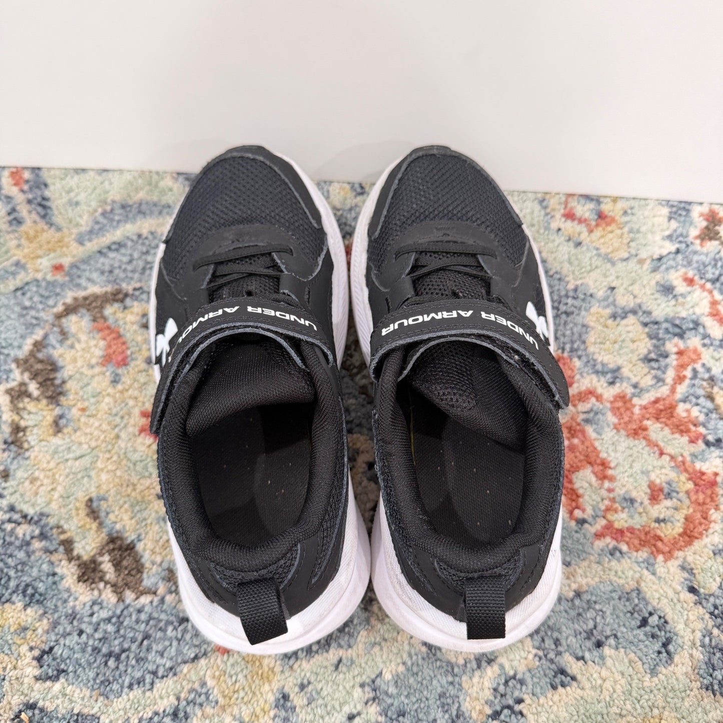 Under Armour Kids Size 1 Youth Black White Running Shoes Sport GUC4