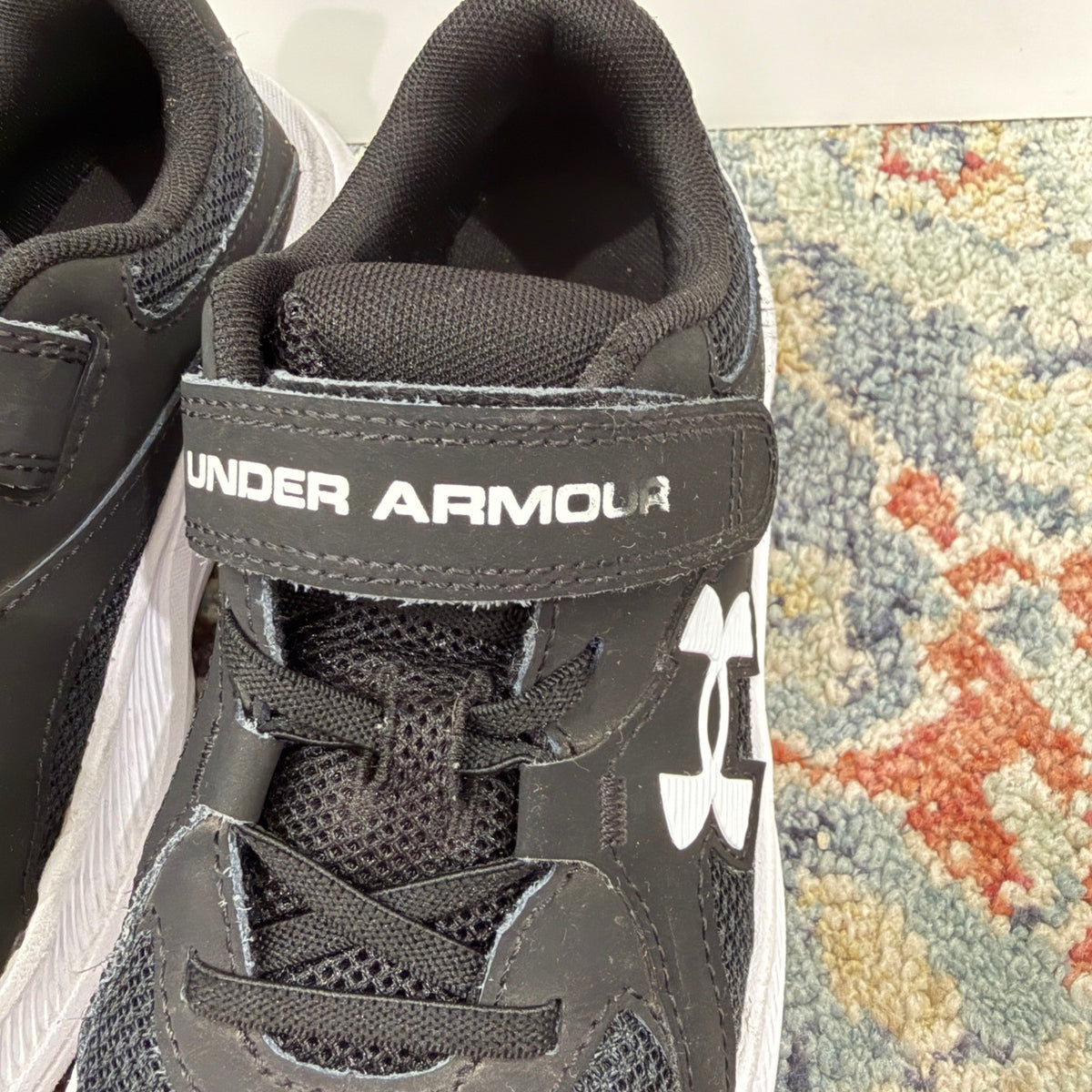 Under Armour Kids Size 1 Youth Black White Running Shoes Sport GUC5