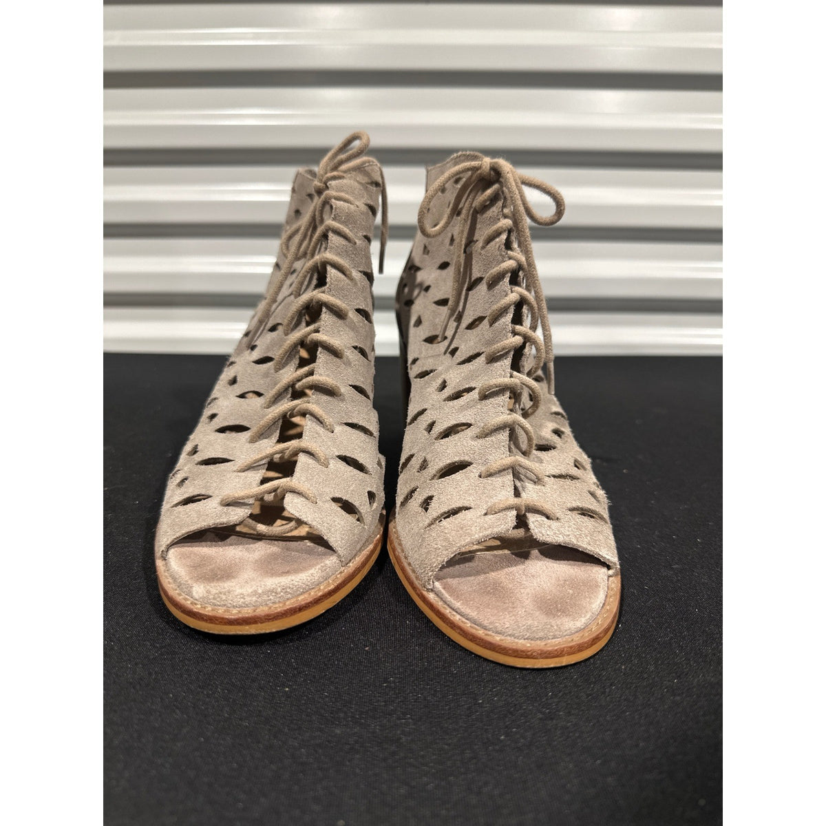 Gianni Bini Peep Toe Booties Women 9 Taupe Suede Laser Cut Lace Up EUC1