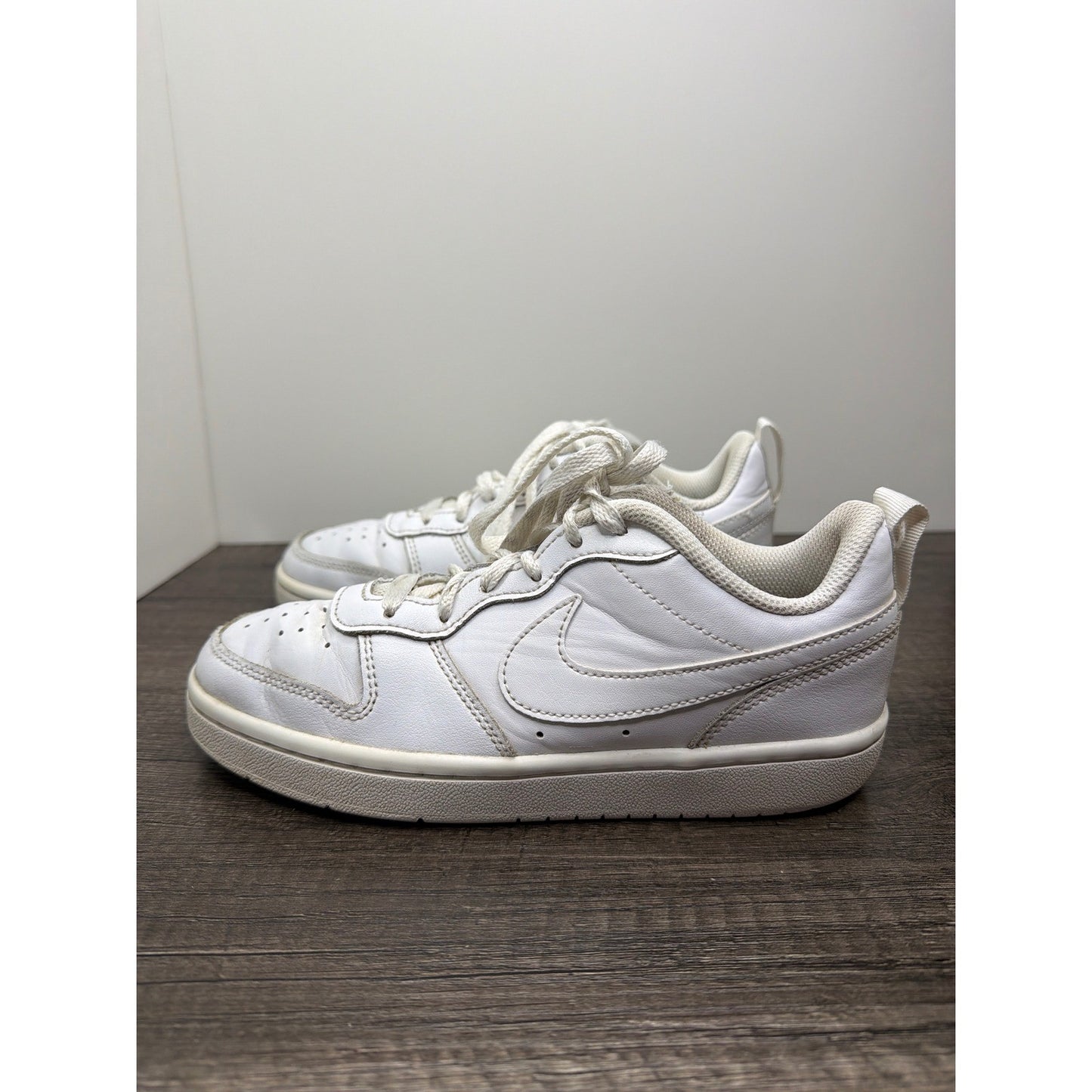 Nike Court Borough Low 2 Boys 3.5Y White Leather Sneaker Sporty *Flawed2