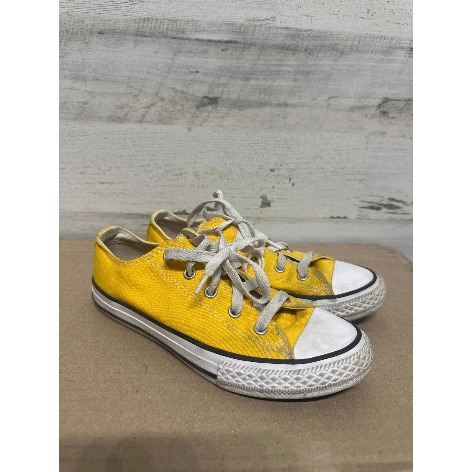 Converse Chuck Taylor All Star Youth Size 2 Yellow Low Top Canvas Sneakers GUC*0