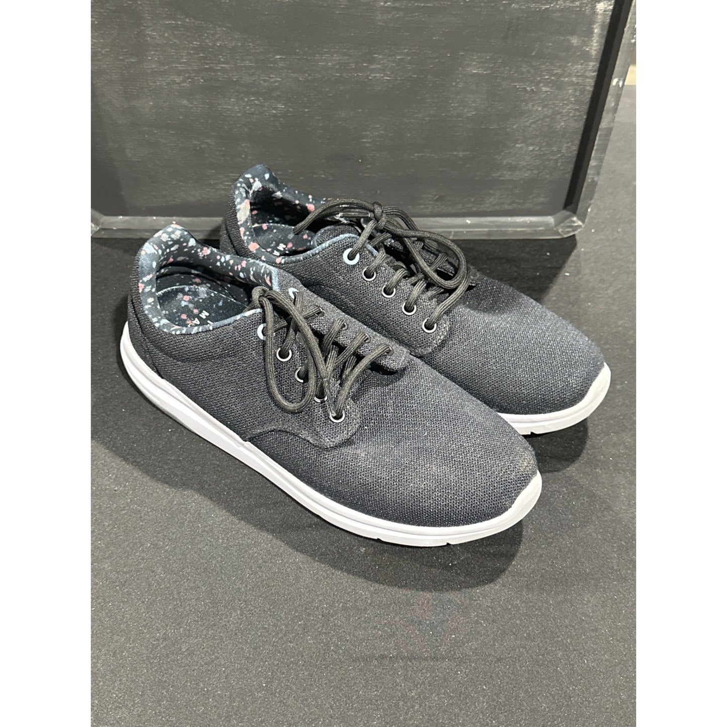 TravisMathew The Daily Sneakers Men 8 Black Mesh Paint Splatter GUC 1MAB4321