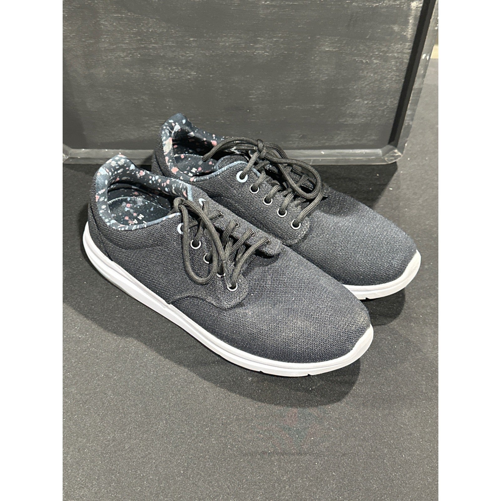 TravisMathew The Daily Sneakers Men 8 Black Mesh Paint Splatter GUC 1MAB4321