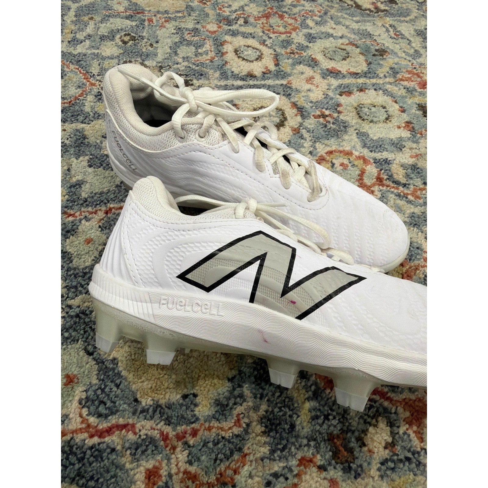 New Balance FuelCell Fuse v4 Softball Cleats Women 9 White Silver Athletic GUC1