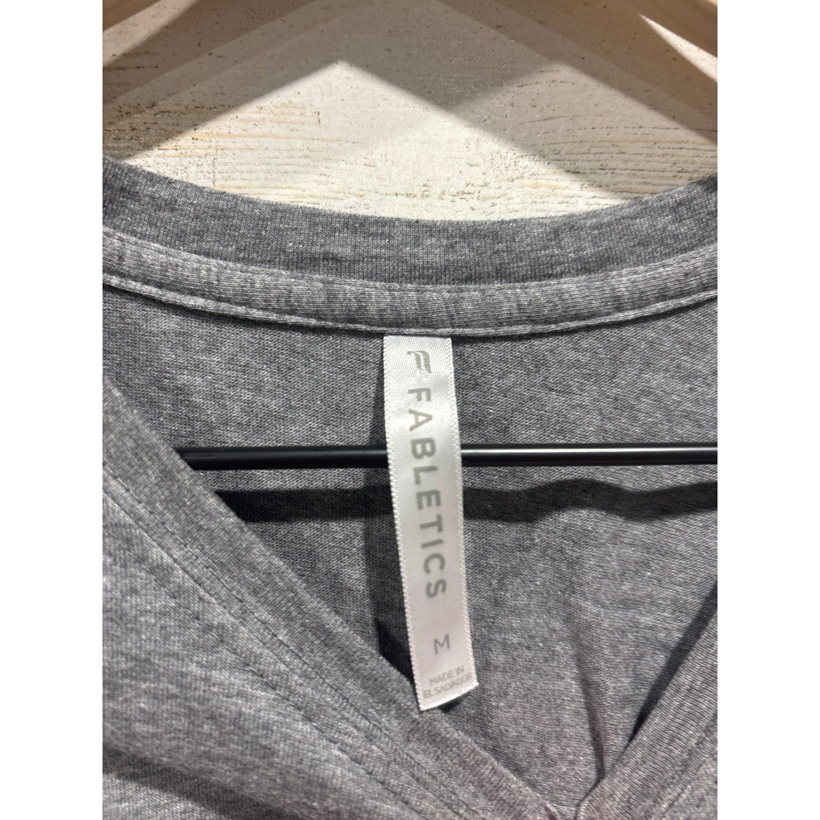 Fabletics Cropped Shirt Womens Medium Gray Rainbow Stripe Retro Athleisure EUC1
