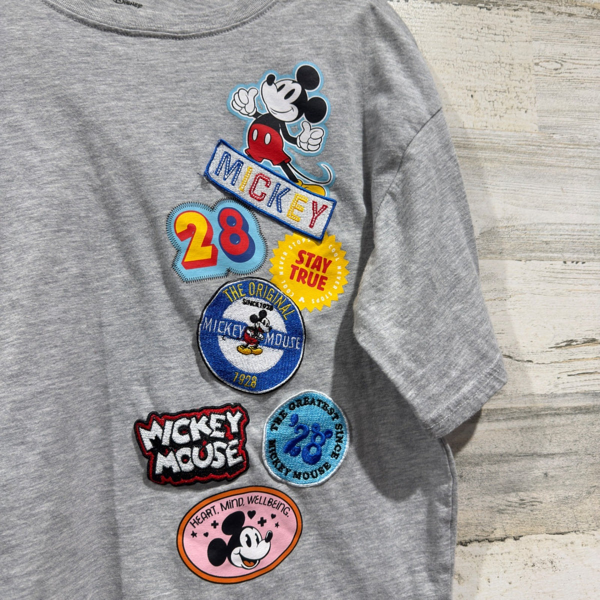 Disney Mickey Mouse T-Shirt Juniors Medium Gray Patch Graphic Disneycore EUC1