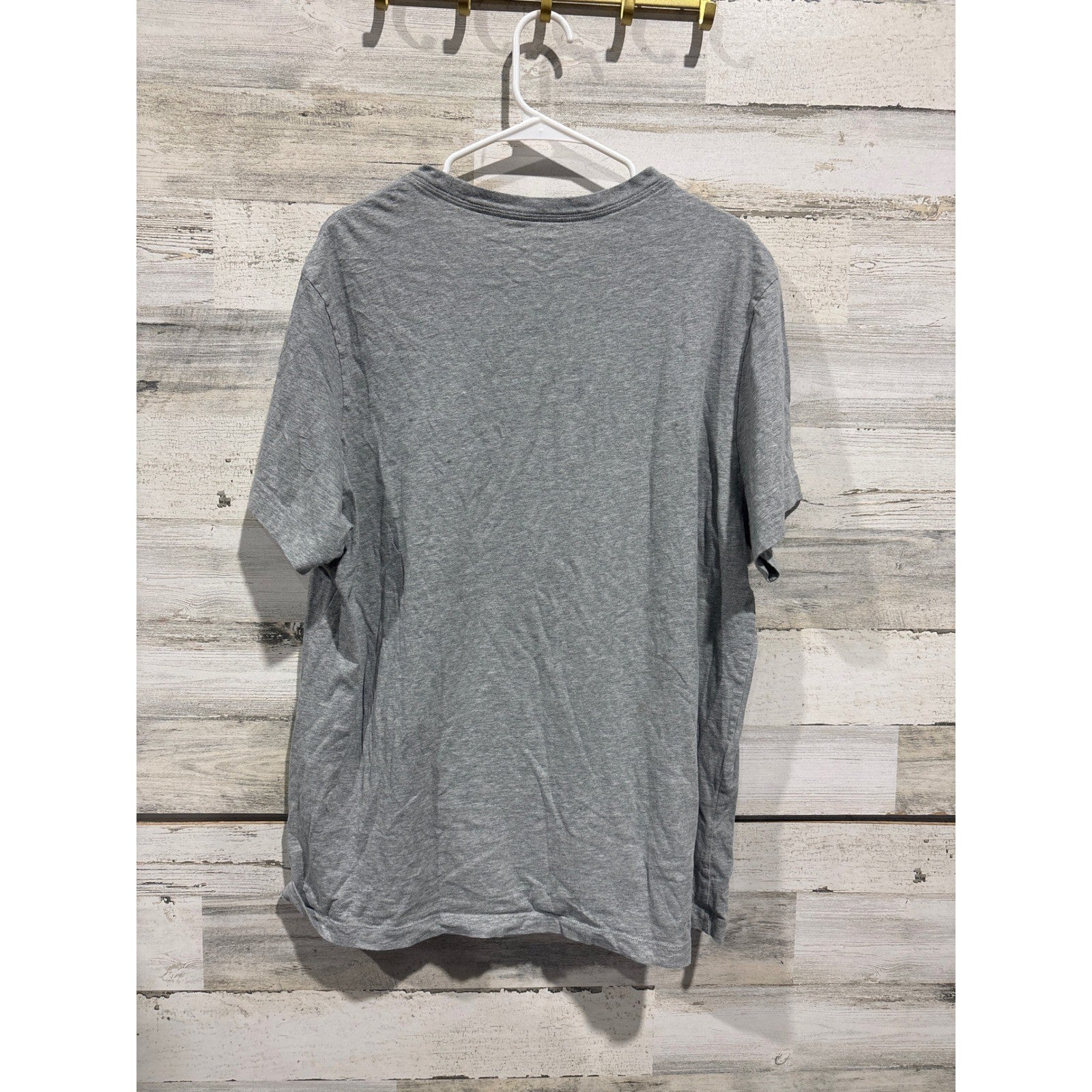 Nike T-Shirt Mens XL Gray Embroidered Logo Sportswear Essential EUC2