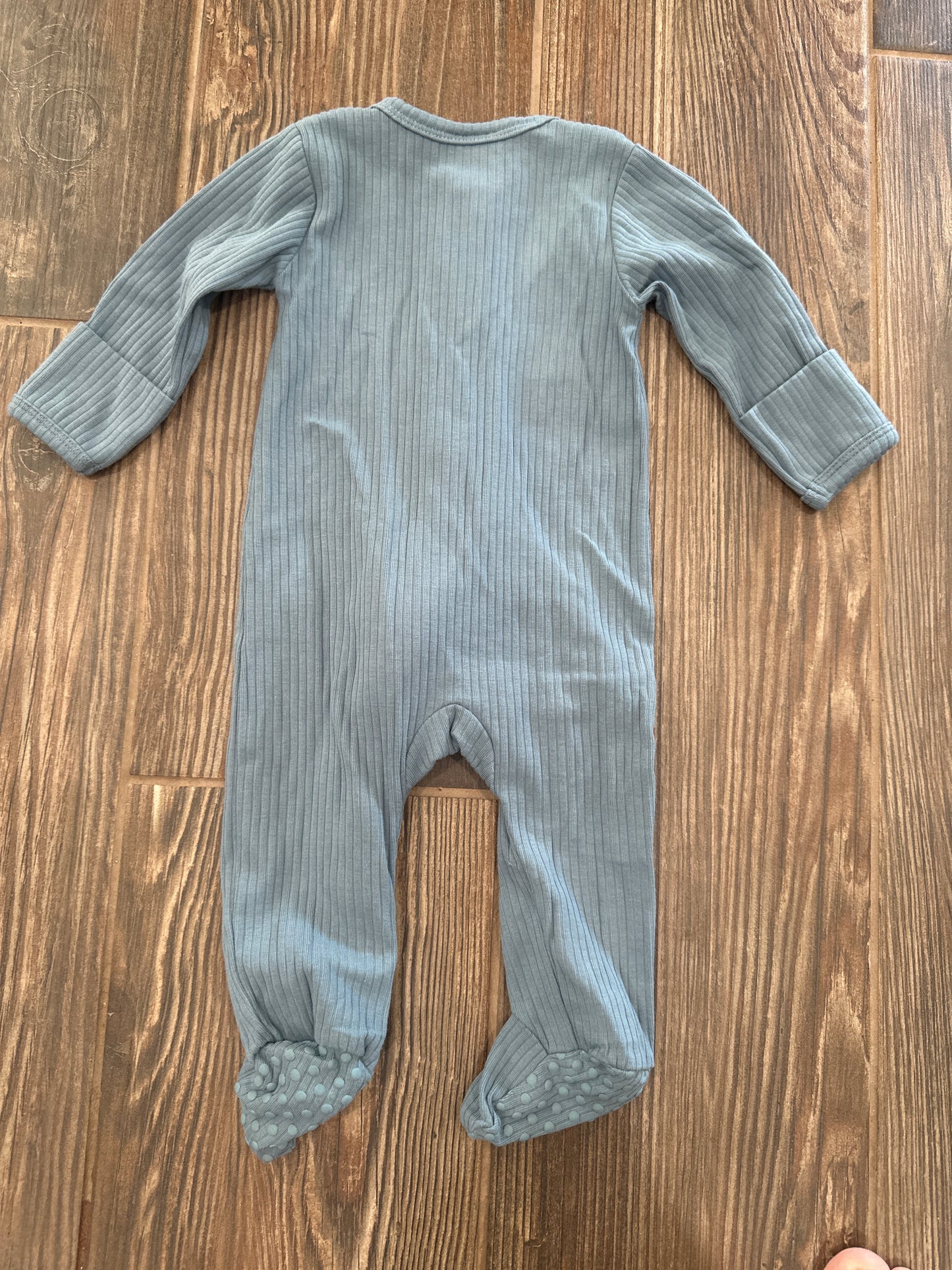 Boys Preowned Size 6-9m Sage and Ivory Baby Ribbed Organic Cotton Footed Sleeper - Very Good Used Condition*