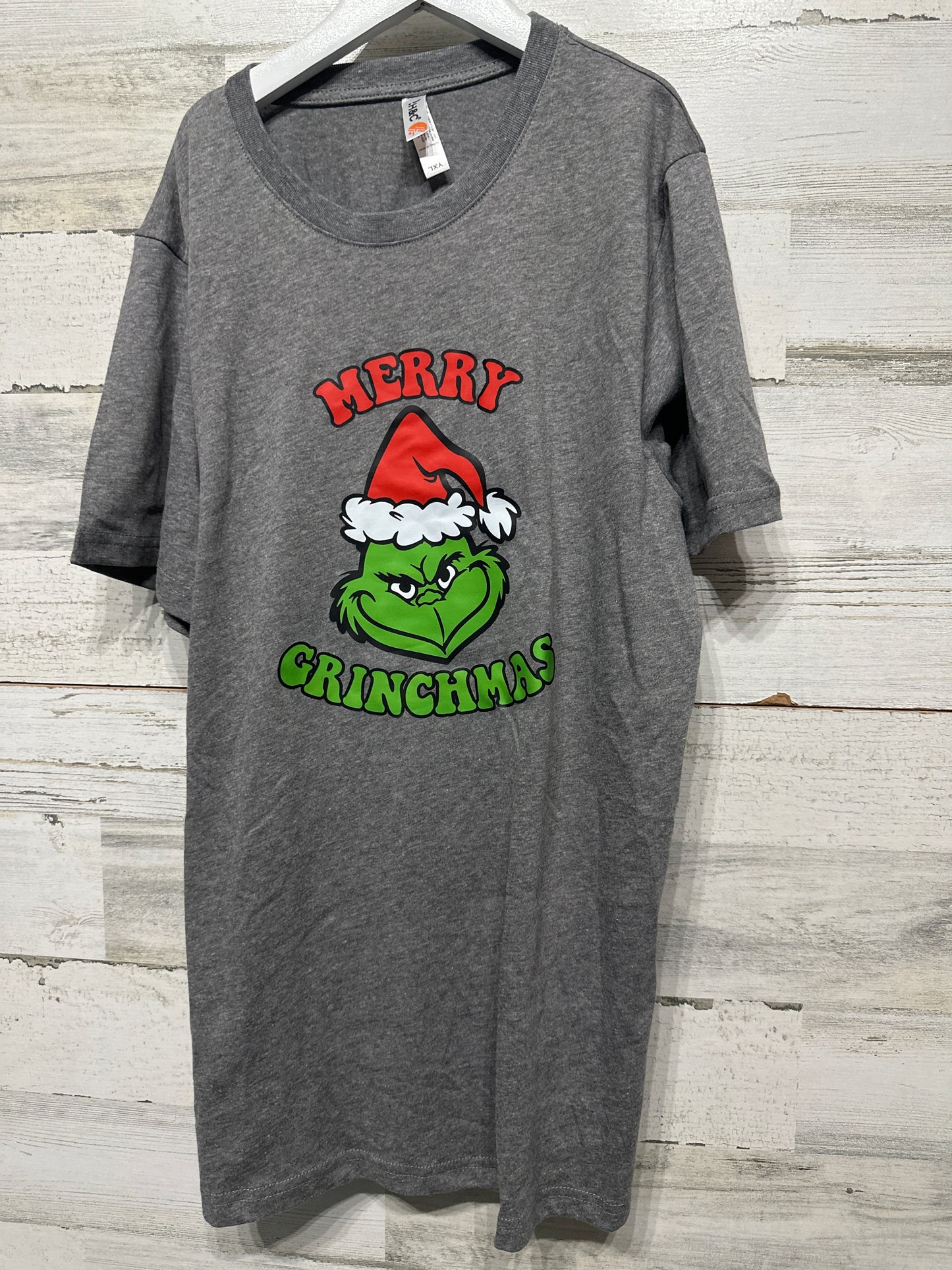 Boys Preowned Size Youth XL H&C Merry Grinchmas T-Shirt - Good Used Condition