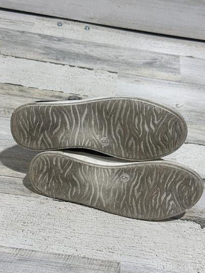 Grey Faux Fur Lined Boots - Target - Side Zip - Girls Size 5 (Youth) - Good Used Condition