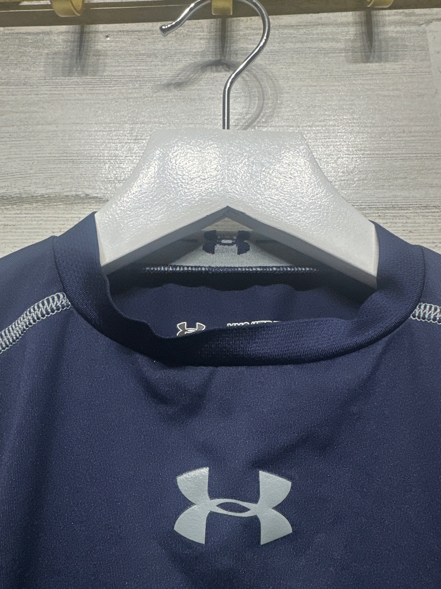 Boys Size XS (7)Under Armour Navy Fitted Heatgear UPF 50 Shirt - Very Good Used Condition