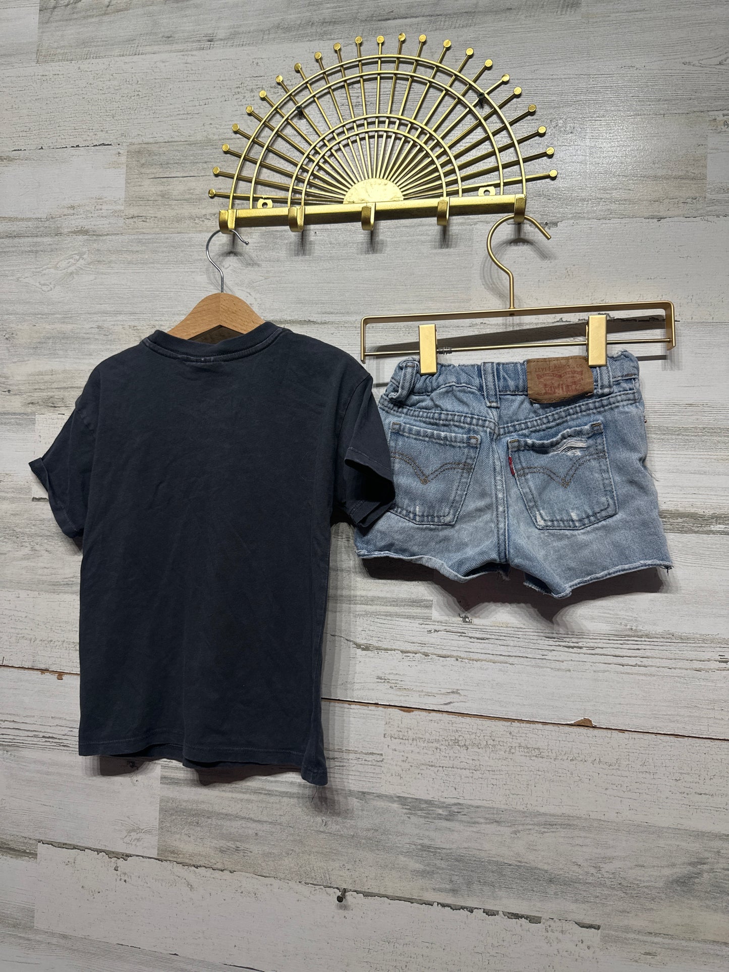 Girls Size 4 Outfit - Cotton On Kids Shania Twain Shirt / Levi's Shorts - Very Good Used Condition