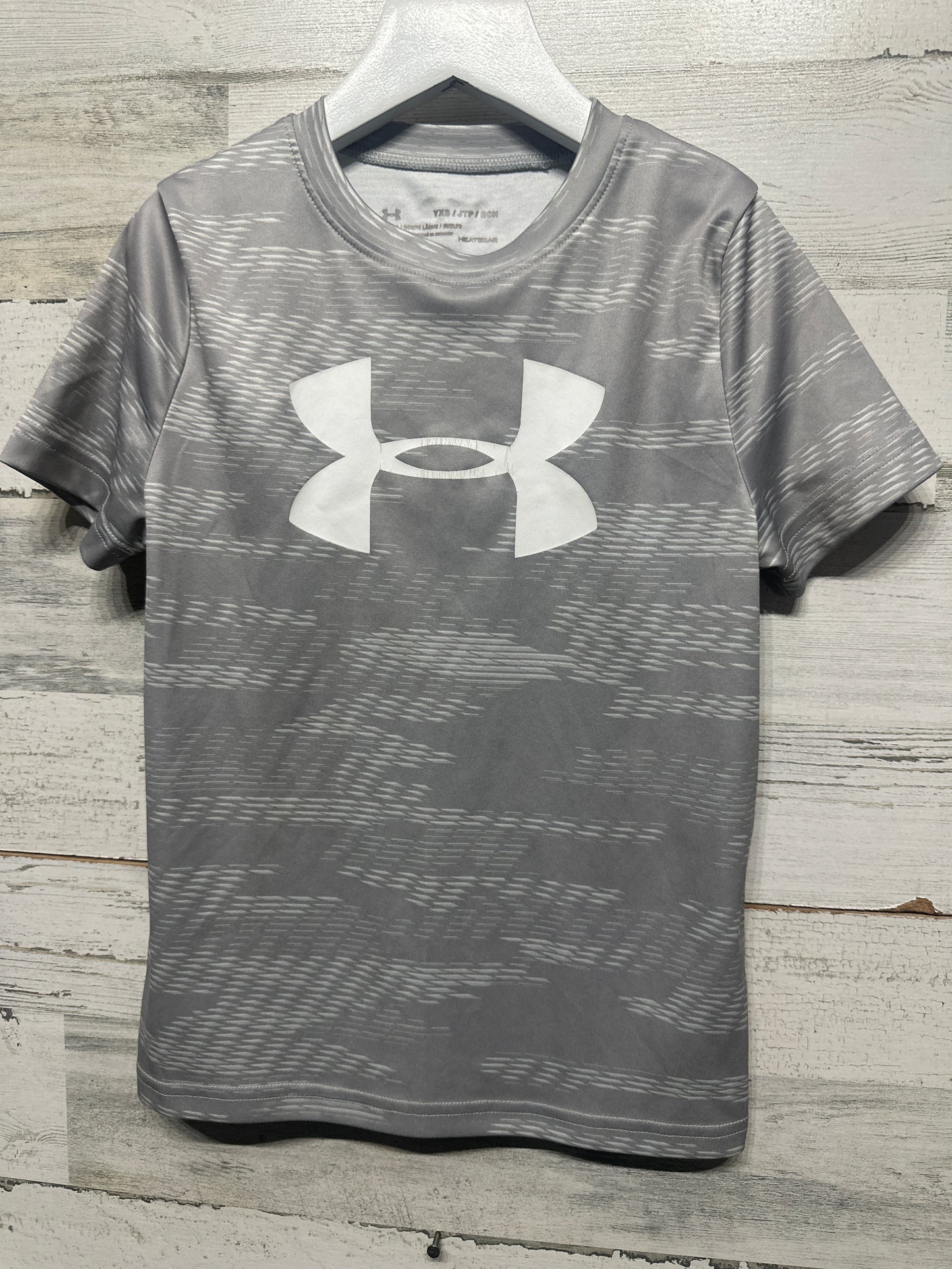 Boys Size XS (7)Under Armour Grey Loose Heatgear Shirt - Good Used Condition*