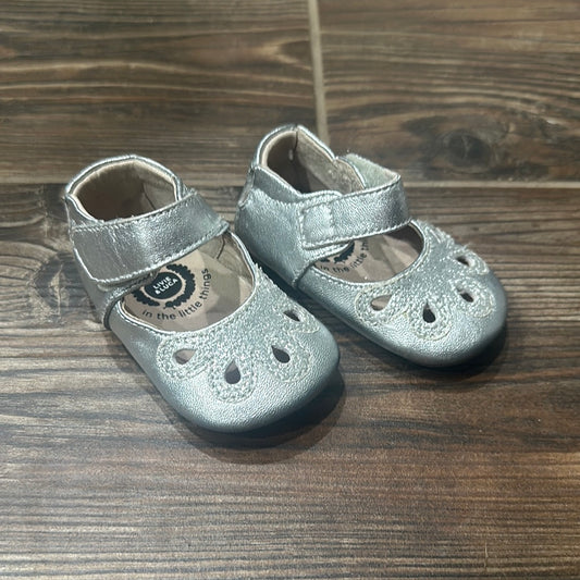 Girls Size 0-6m Livie and Luca Silver Petal Baby Shoes - Good Used Condition