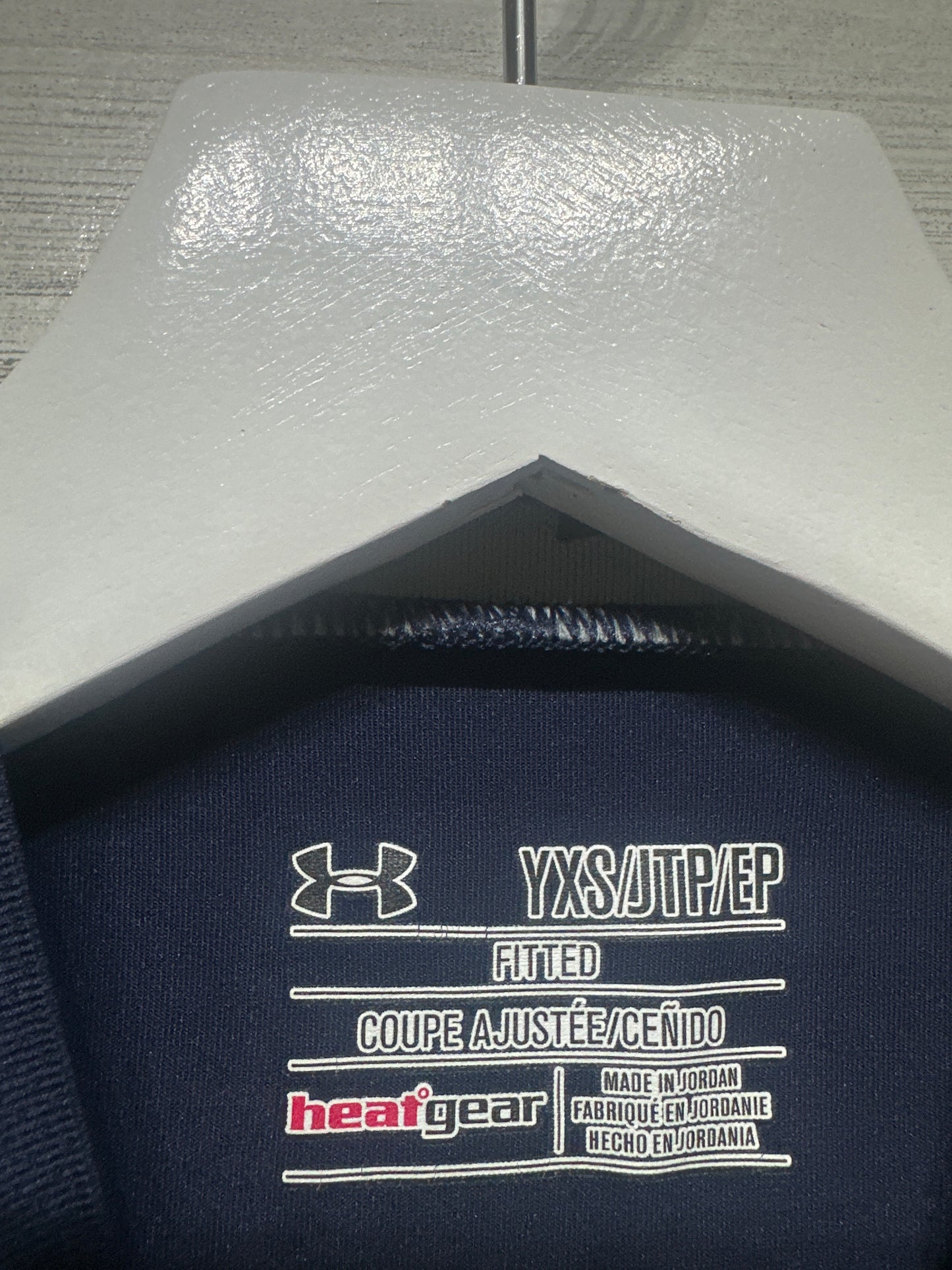 Boys Size XS (7)Under Armour Navy Fitted Heatgear UPF 50 Shirt - Very Good Used Condition
