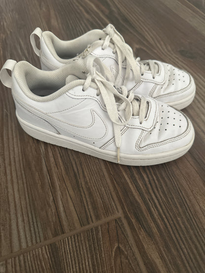 Girls Size 3.5 (Big Kid) Nike White Shoes - Play Condition