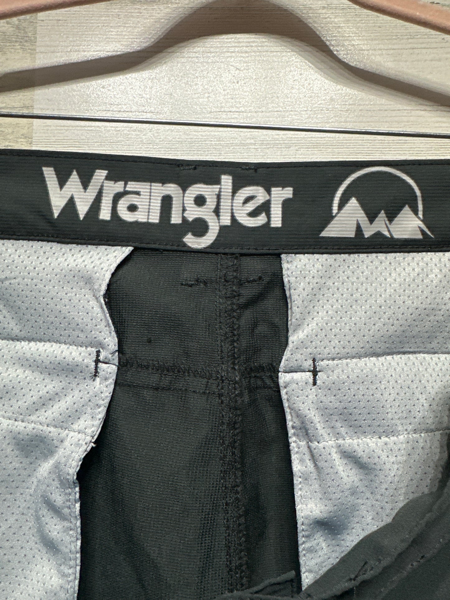 Wrangler Men’s Size 38 Quick Dry Black Cargo Shorts VGUC