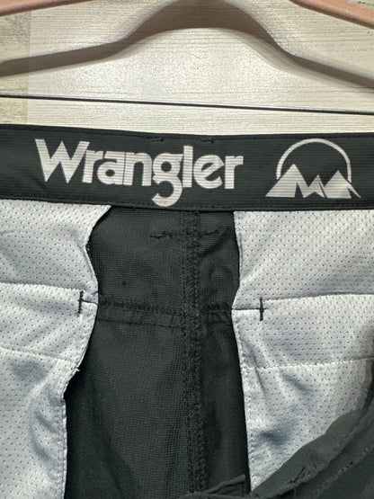 Wrangler Men’s Size 38 Quick Dry Black Cargo Shorts VGUC