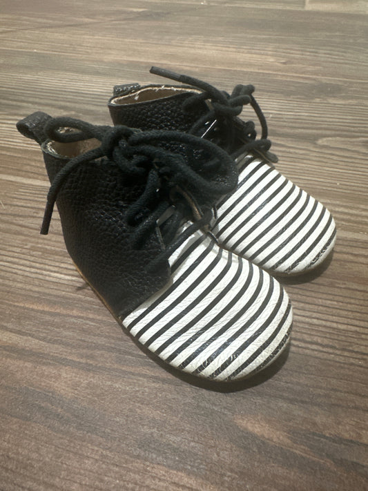 Boys Size 6-12m Monkey Feet Black and White Shoes - Play Condition