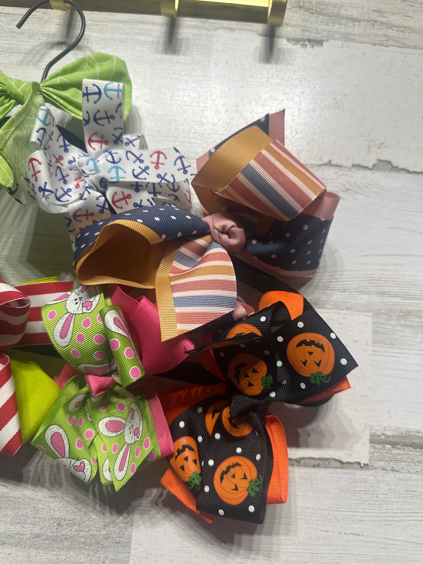 Lot of 10 Various Size Bows on Alligator Clips - Good Used Condition