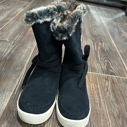 Women’s Size 8.5 Toms black boots with the fur - good used condition