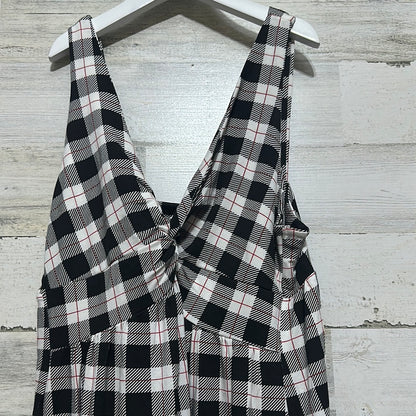 Women’s Size Medium Kickee Pants knot front black and white plaid bamboo gown - good used condition