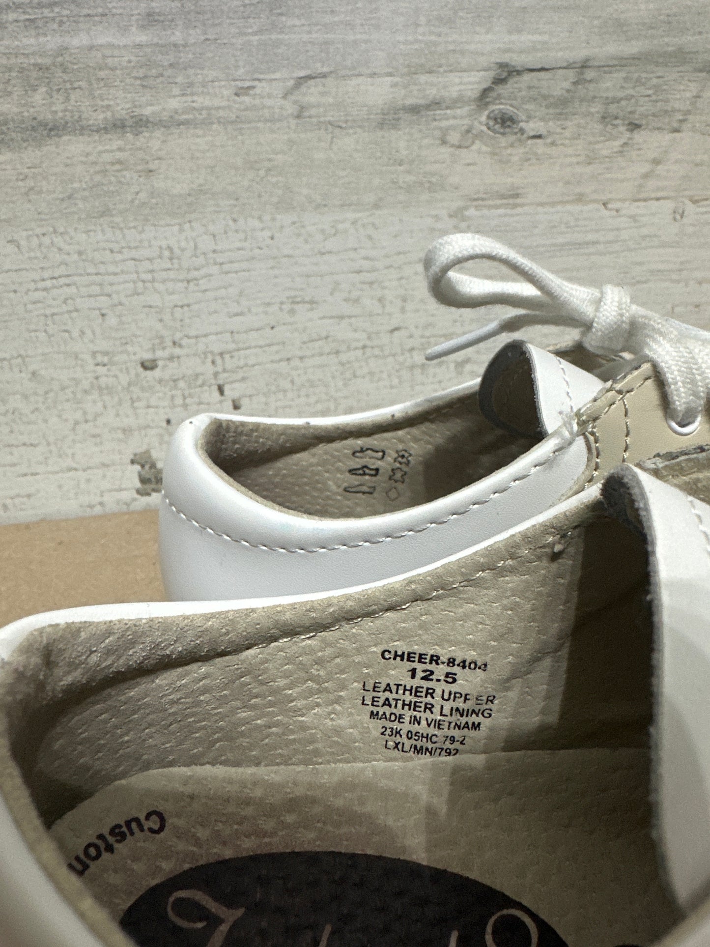 Size 12.5 Medium (Kids) Footmates White/Ecru Shoes - Very Good Used Condition