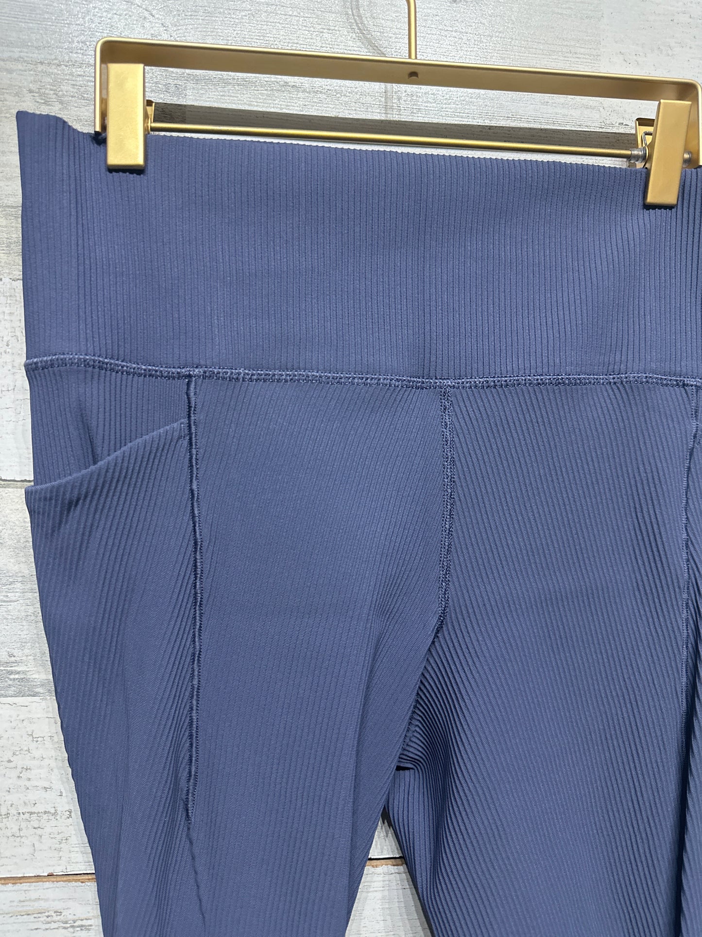 Women's Size Medium Athleta Chaturanga High Rise 7/8 Tight Ribbed Leggings With Side Pockets - Very Good Used Condition