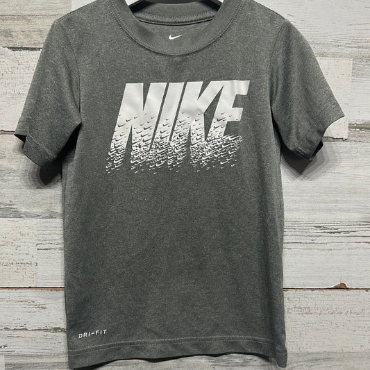 Boys Size 5 (fits 4-5 years) Nike Drifit Grey Shirt with White Logo - Play Condition