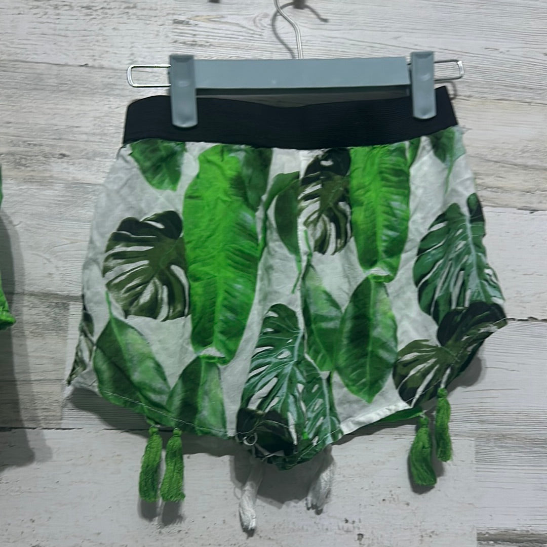 Girls Size Med top / size Large shorts - GB Girls monstera leaf set - good used condition